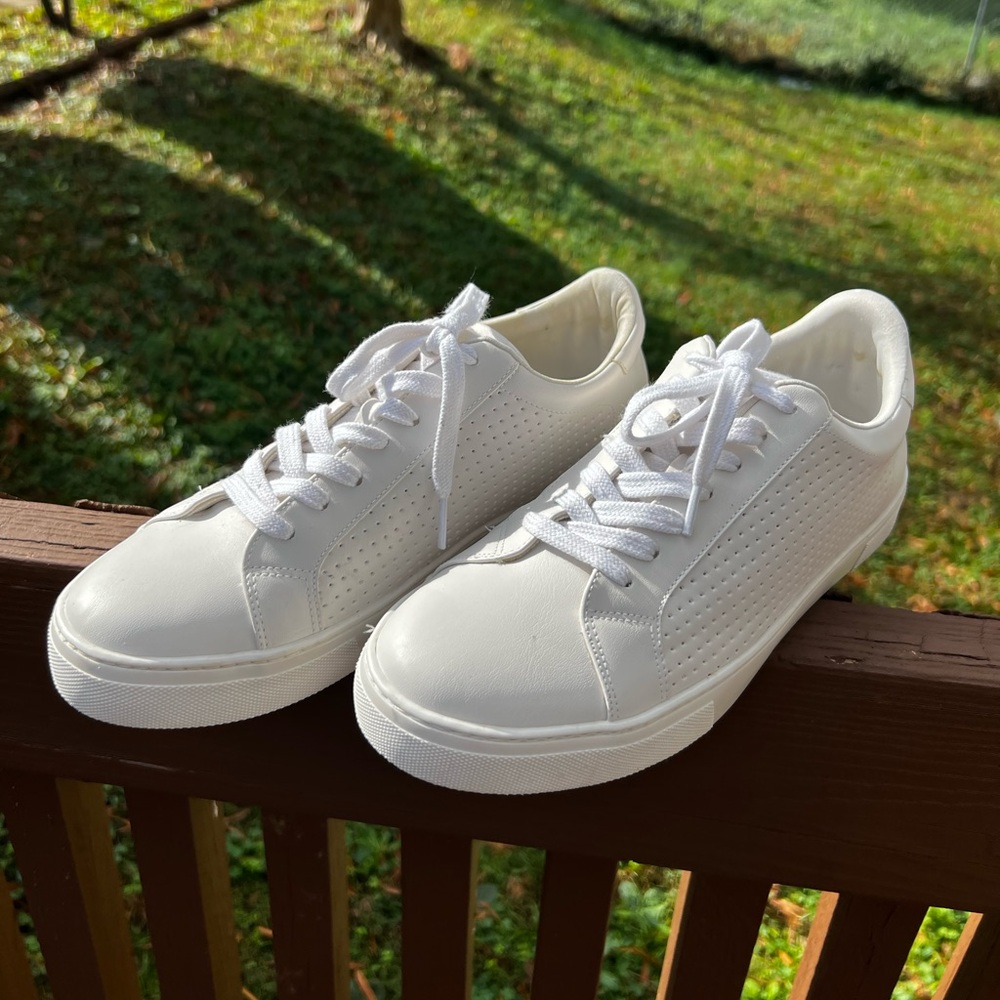 9.5 Women’s White Steve Madden lace up Casual Sneakers